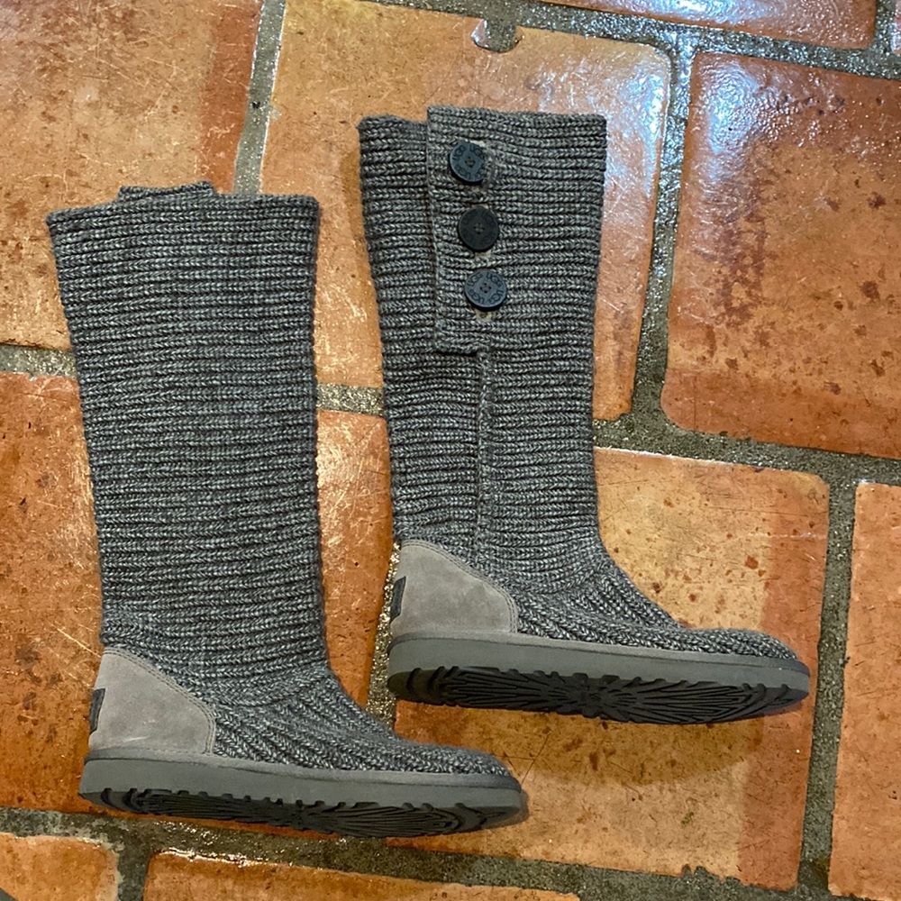 Women’s gray knit UGG boots, size 8